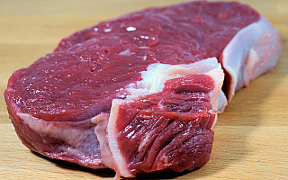 Wieprzowina w tatarze wołowym i konserwanty w białej kiełbasie. Prawie połowa sklepów sprzedaje mięso złej jakości